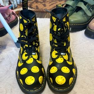 New dr martens smiley boots women’s 10